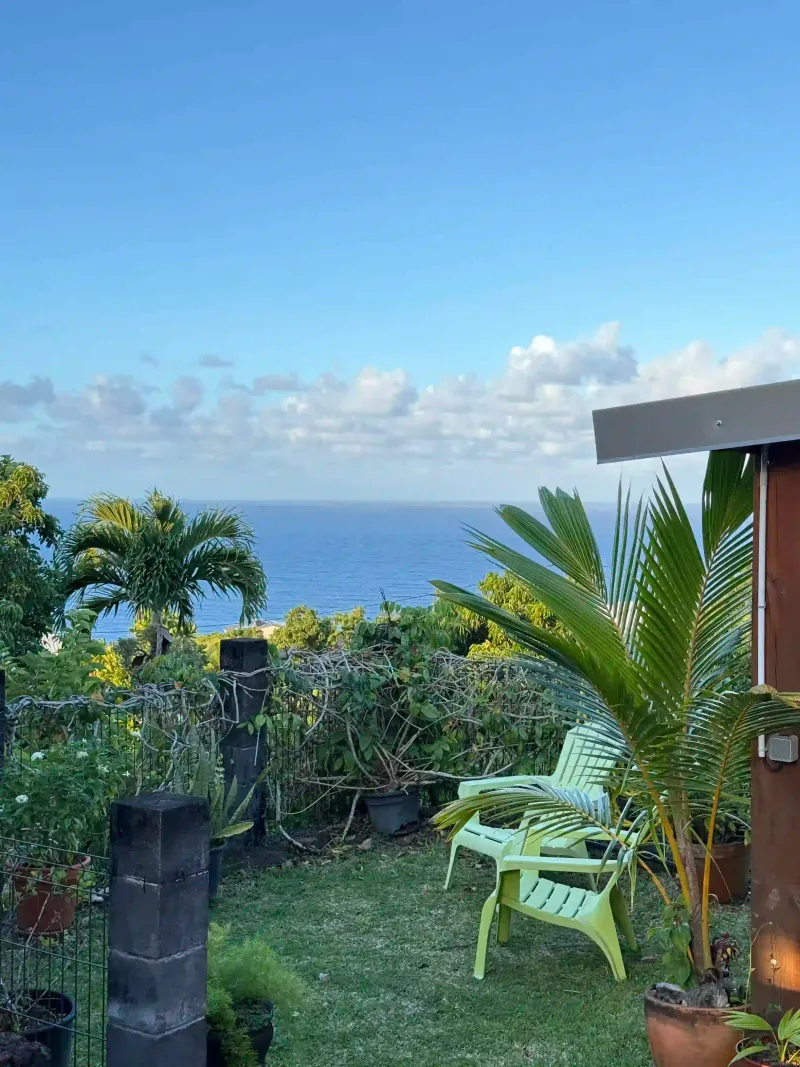 Outdoor seating area in the garden at Villa Bigaradier, Réunion