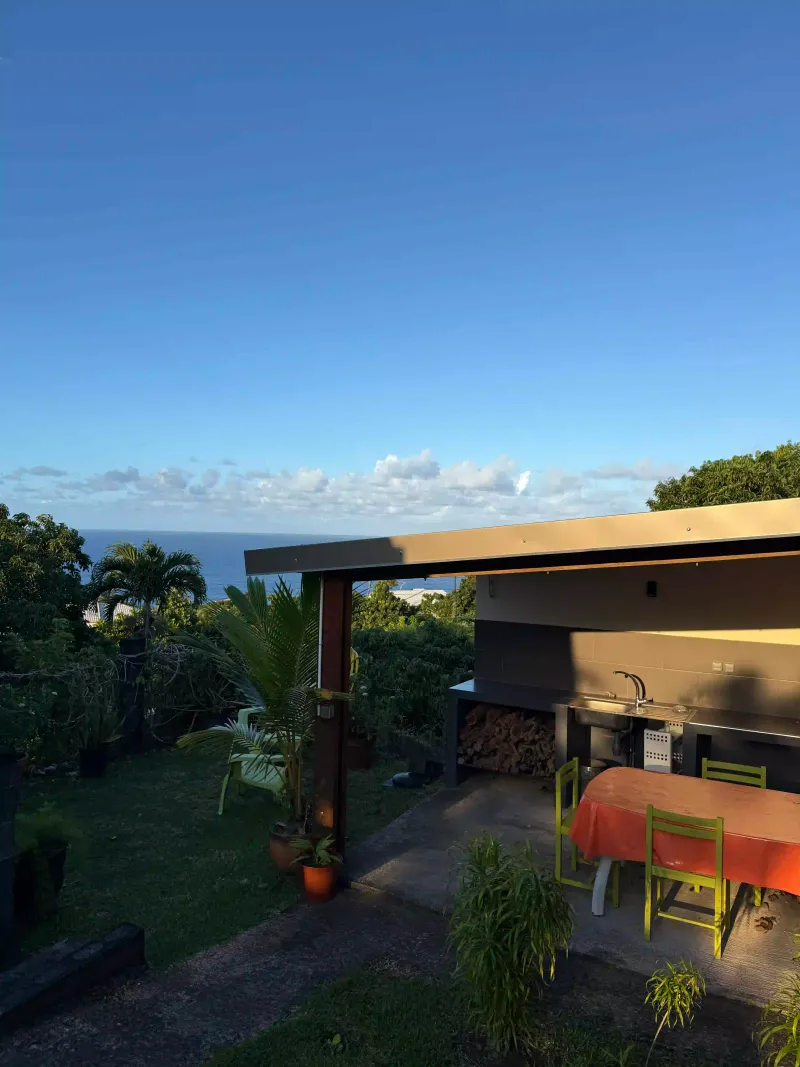 Outdoor kitchen with plancha at Villa Bigaradier, Sainte-Rose